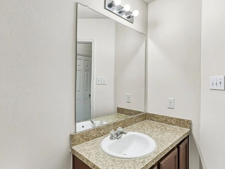 Building Photo - 6107 El Granate Dr