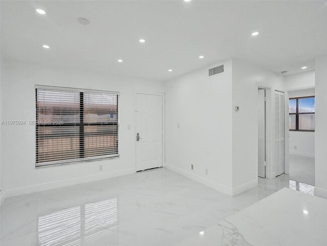 Building Photo - 10051 Winding Lake Rd