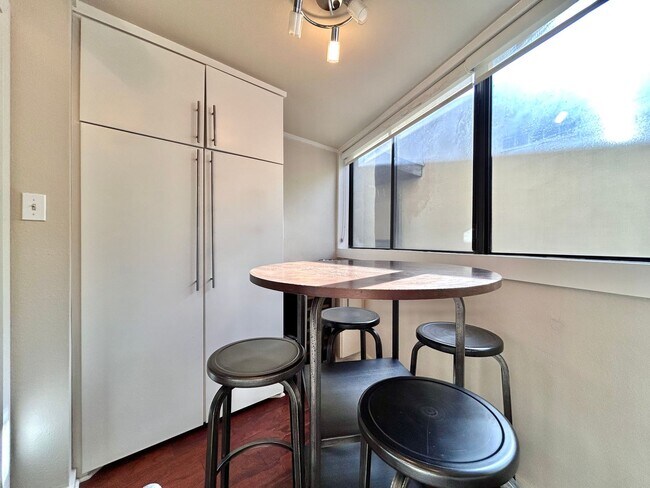 Building Photo - Luxury 1 Bed, 1.5 Bath Loft with Spectacular Downtown City Views