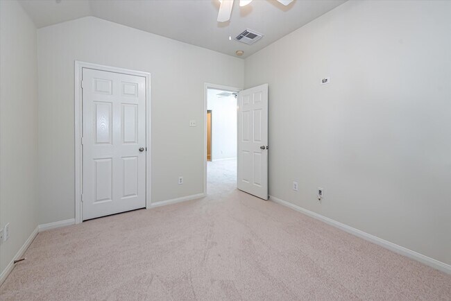 Building Photo - 14 Nestlewood Pl