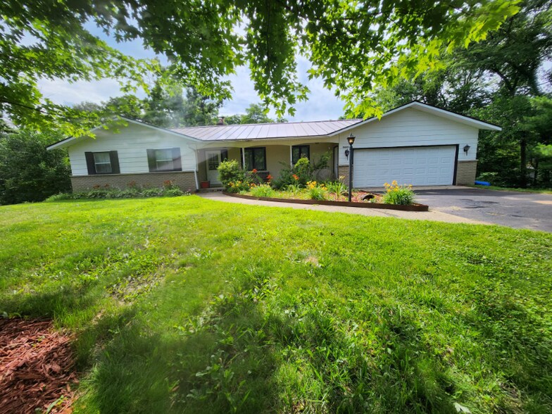 Building Photo - N6645 Fawn Cir