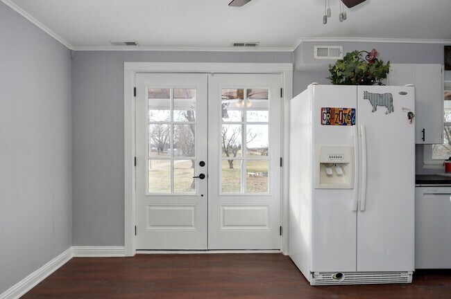 Building Photo - Charming Country Home — 4 Bed | 1 Bath | 1,500 Sq Ft