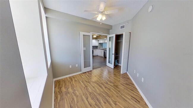 Building Photo - 6495 Shoreline Dr