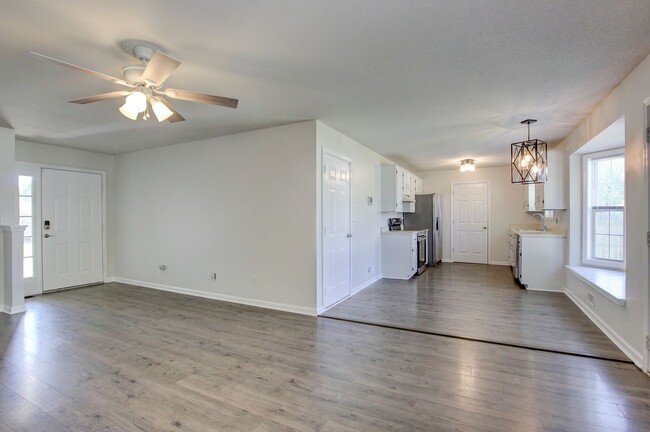 Building Photo - Sweet 3 bed 2 bath. Updated