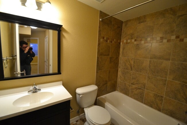 Building Photo - Beautiful 4 Bedroom Home Available Now!