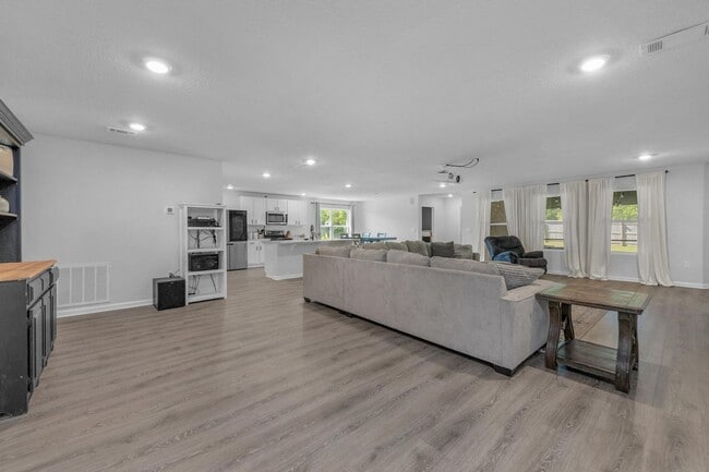 Building Photo - 6537 Torrey Pnes Trce