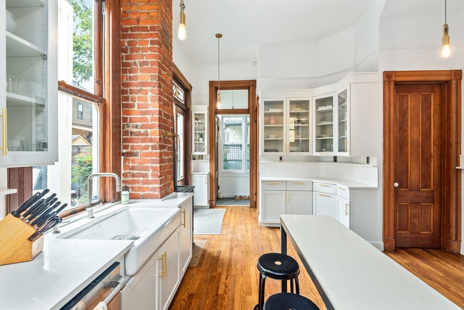 Building Photo - 2234 NW Johnson St