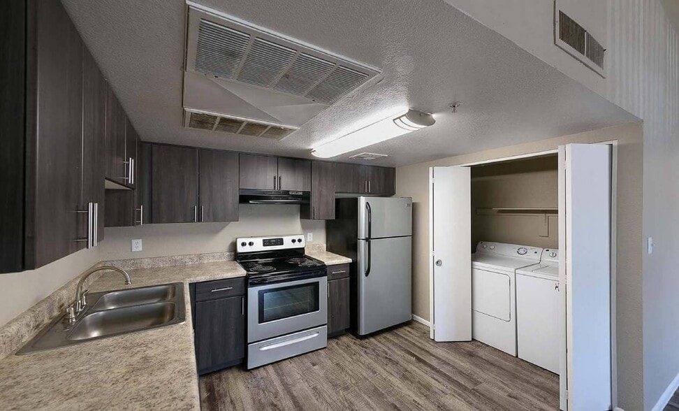 Building Photo - The Flats at Peoria