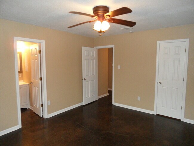 Building Photo - ~ Gorgeous 3 Bedroom 2 Bathroom Home ** La...