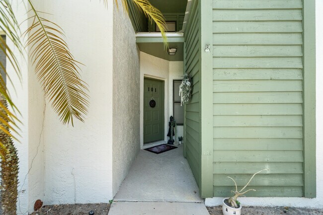 Building Photo - 5280 SE Seascape Way