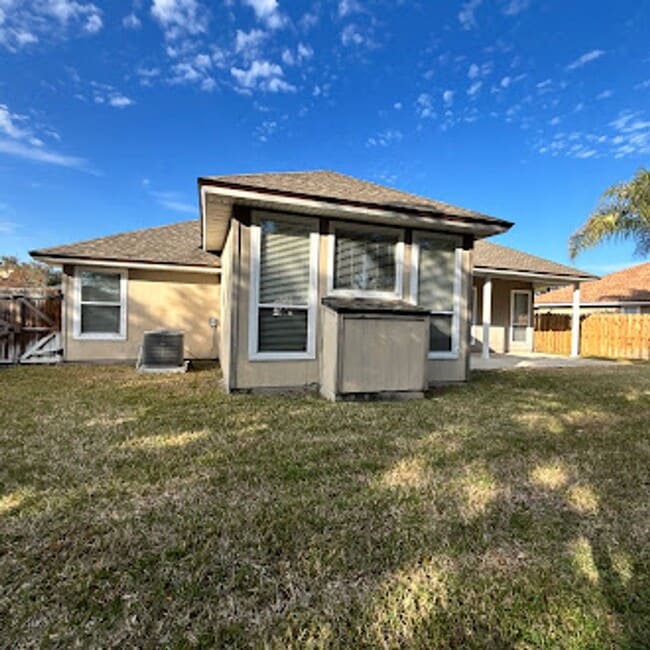 Building Photo - Spacious 3-Bed, 2-Bath Home. Patio. Amenities. Located just minutes from St Johns Town Center and...