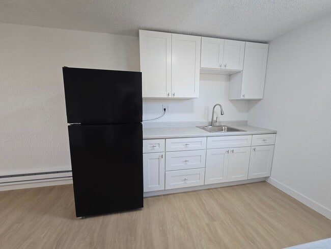 Building Photo - Freshly Remolded 2 Bedroom Apartment Move-...