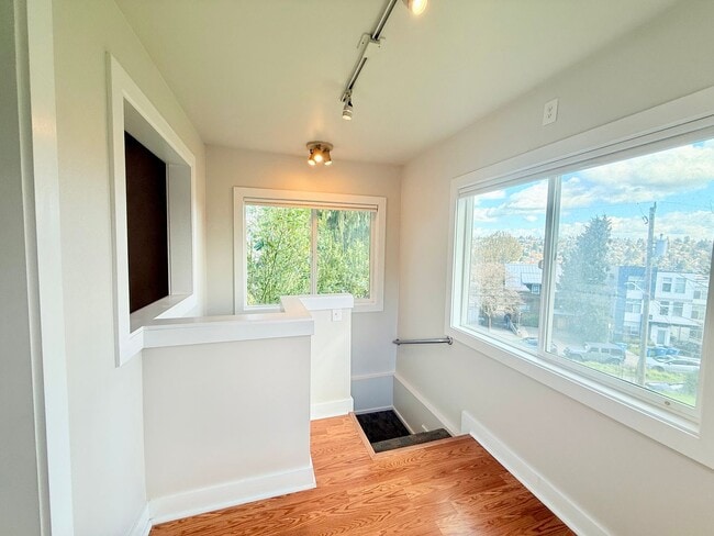 Building Photo - North Queen Anne Home