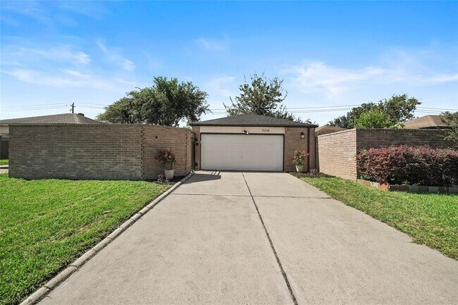 Building Photo - 9318 Beringwood Dr