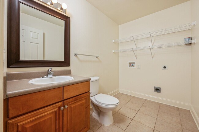 Building Photo - 2 Bedroom Townhouse in Crestview!