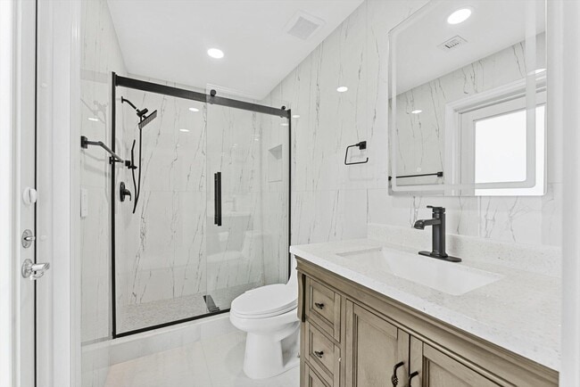 Building Photo - 20094 W Key Dr