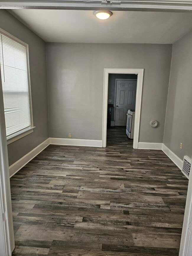 Building Photo - 2 Bed 1 Bath