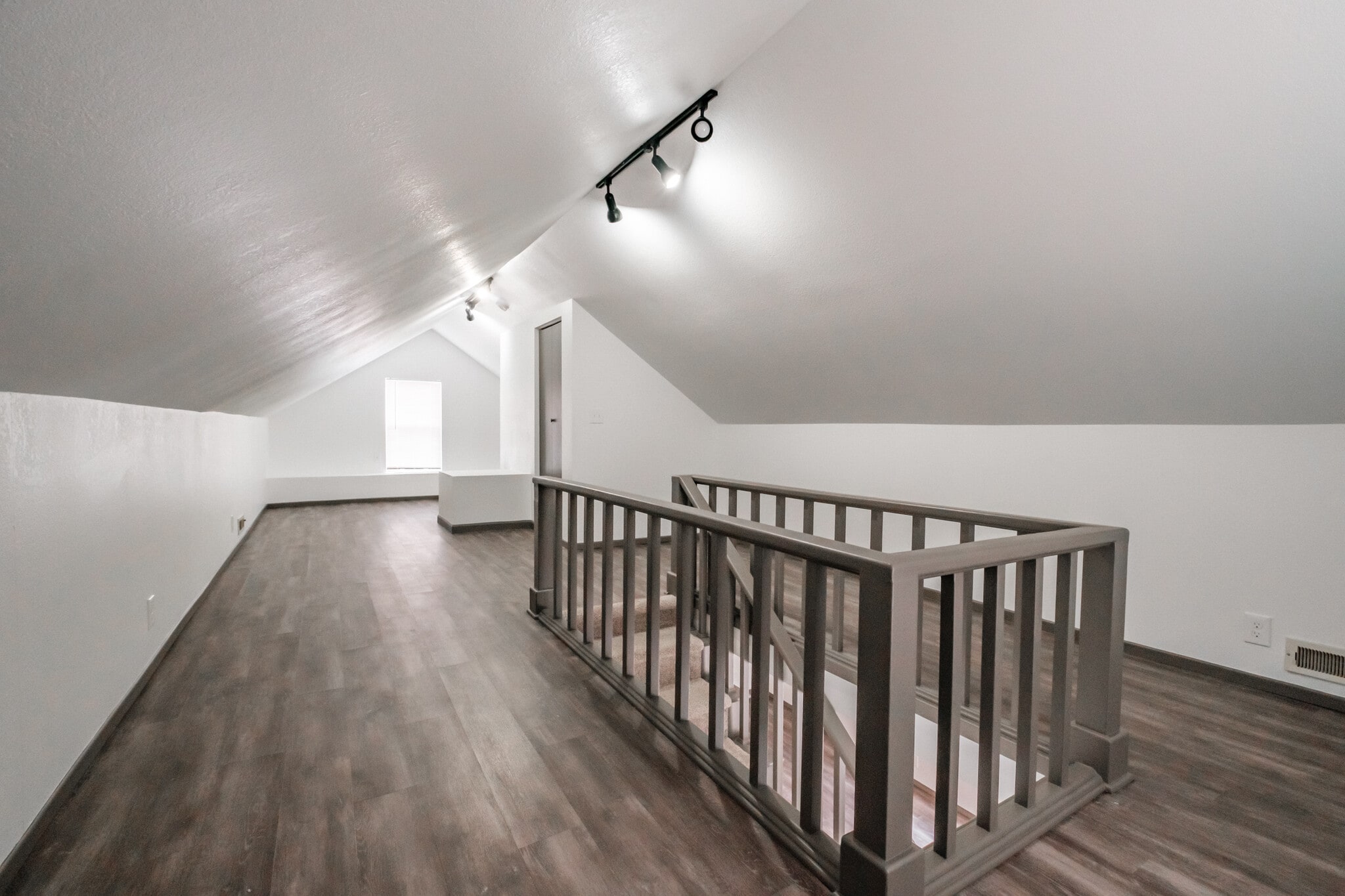 Building Photo - 147 NE Elm St