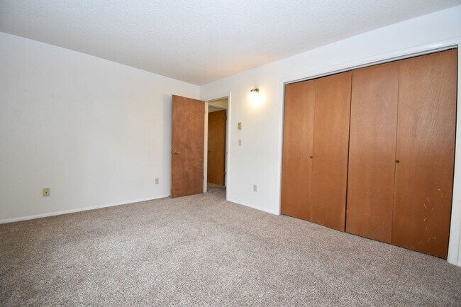 Building Photo - 2 Bedroom 1 Bath Centrally Located! Close ...