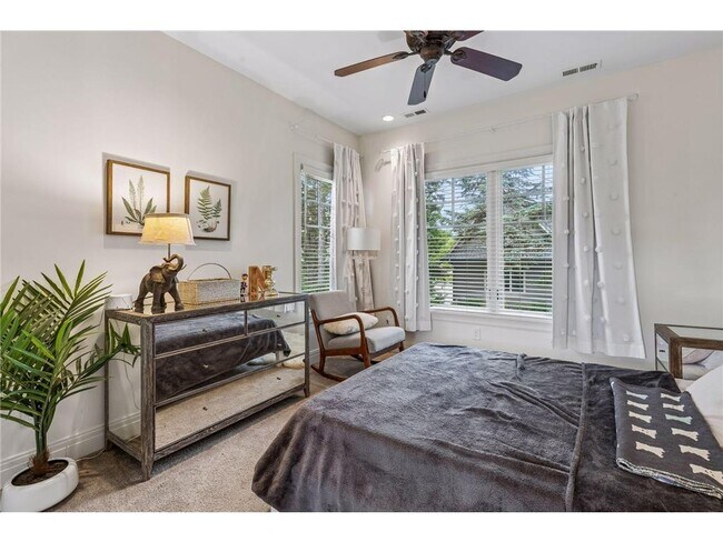 Building Photo - 15700 Portico Dr