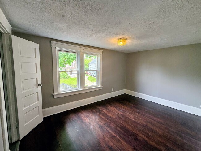 Building Photo - 4 Bedroom 1 Bathroom Single Family Home for Rent!