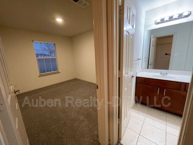 Building Photo - 909 Parkplace Ridge