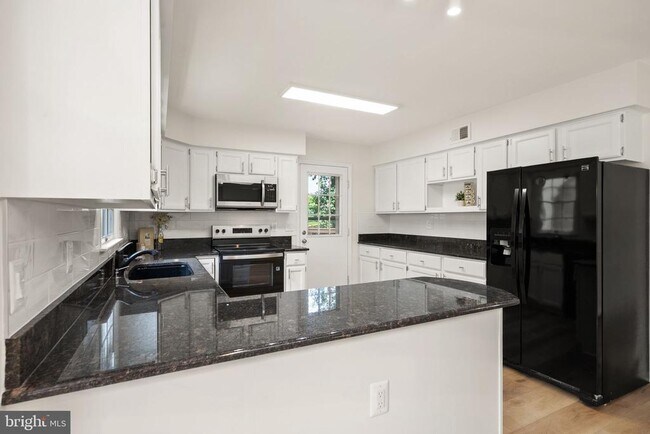 Building Photo - 13647 S Springs Dr