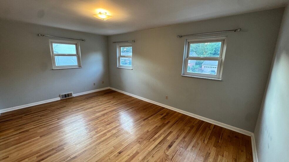 Building Photo - 1886 Kingsway Ct