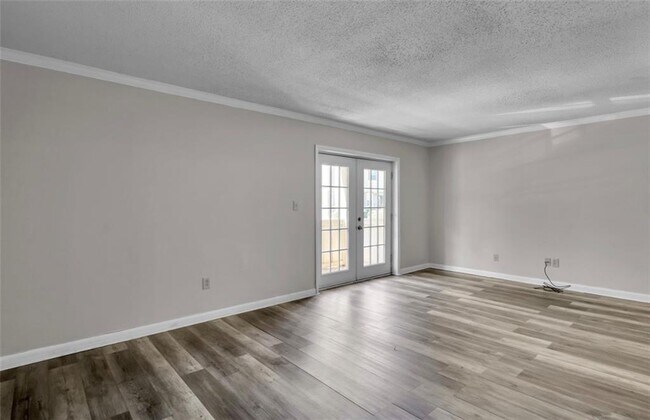 Building Photo - 6900 Roswell Rd