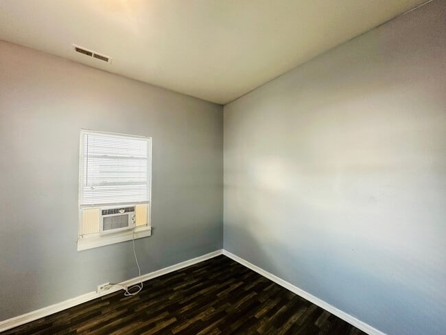 Building Photo - DOWNTOWN WILMINGTON - 3 Bedroom & 1 Bath -...