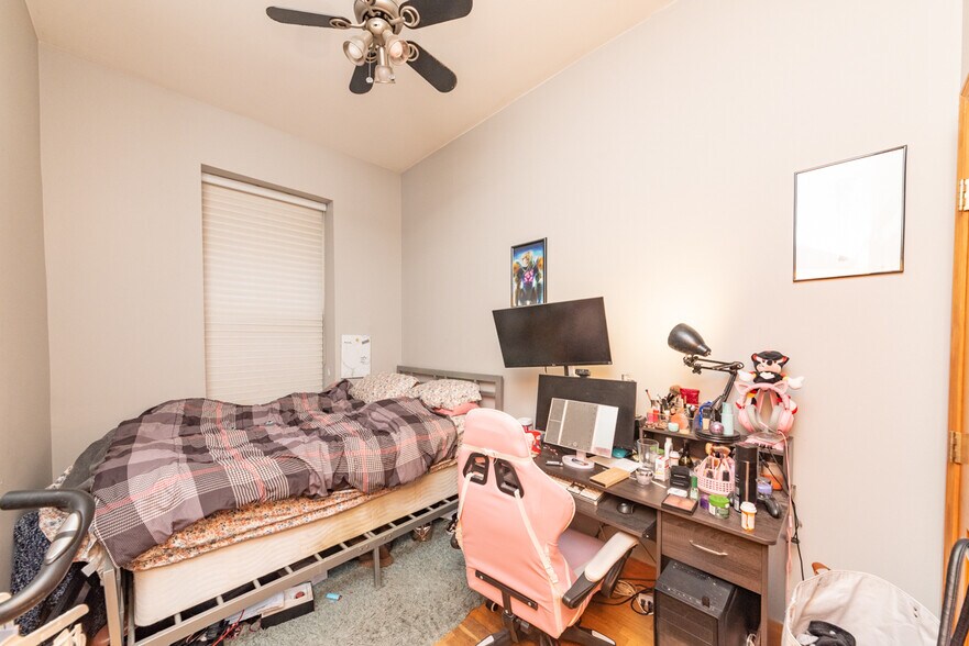 Building Photo - 842 W Adams St