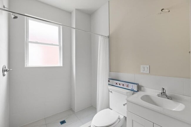 Building Photo - 3 bedroom in Chicago IL 60618