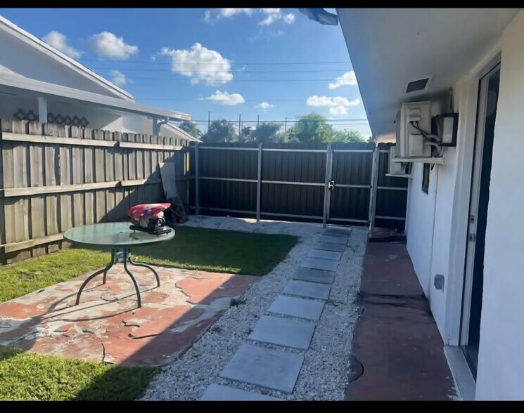 Building Photo - 3301 SW 97th Ave