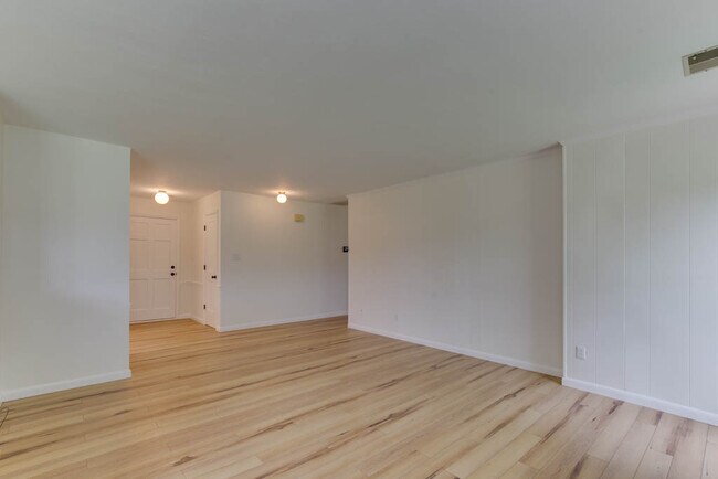 Building Photo - 2637 N Elizabeth Harbor Dr