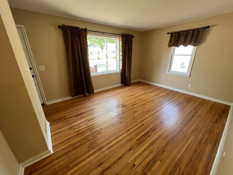 Building Photo - 114 10 1/4 St SE