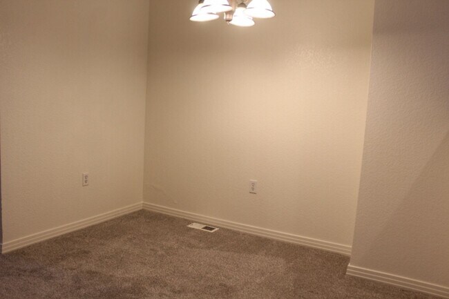 Building Photo - Beautiful 3 BR/3 1/2 BA Townhouse in Stonegate!!