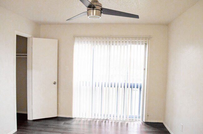 Building Photo - 2 Bed/ 1 Bath With Easy Access to 183/290 ...