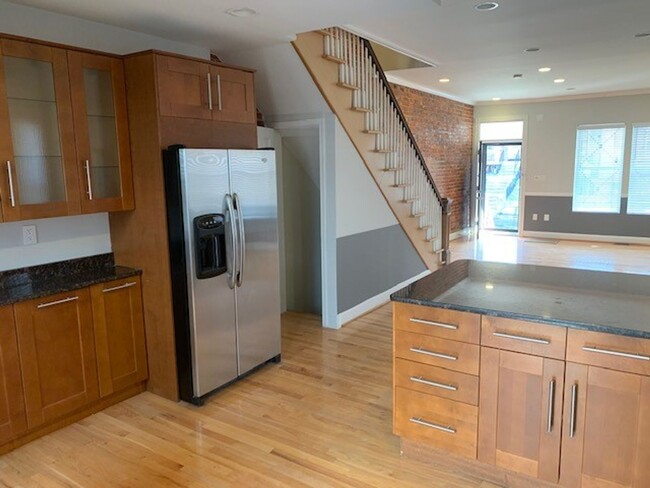 Building Photo - 2 BR/3.5 BA Updated Columbia Heights Row H...