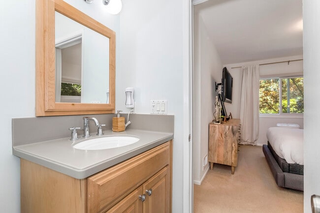 Building Photo - 2385 Sunset Heights Dr