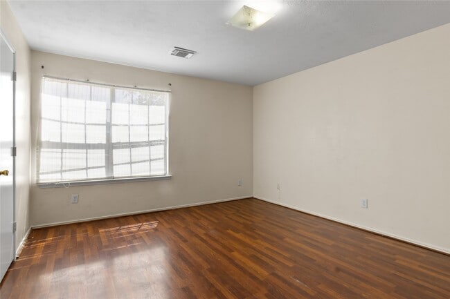 Building Photo - 5815 Clerkenwell Dr