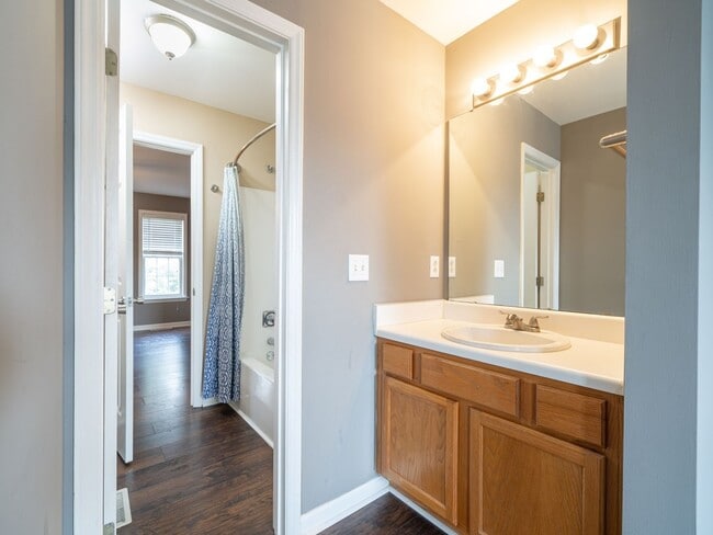 Building Photo - Fantastic 2 Bedroom, 1.5 Bath Townhome in ...