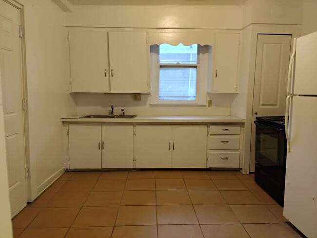 Building Photo - 2 Bed 1 Bath Home