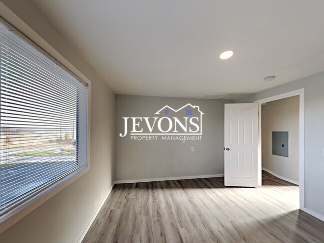 Building Photo - 3303 S Ainsworth Ave