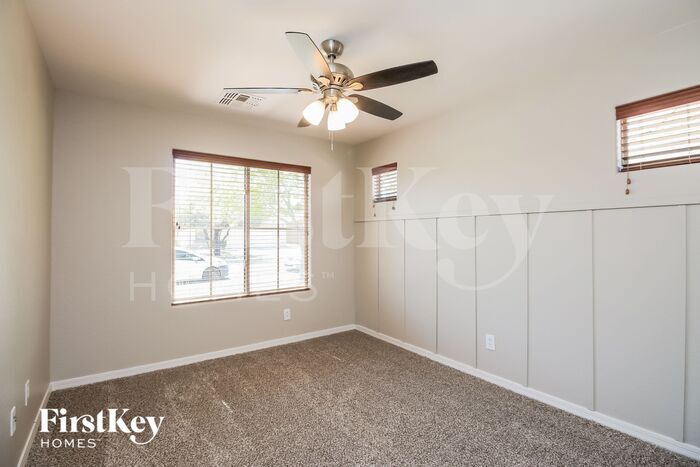 Building Photo - 914 W Desert Canyon Dr