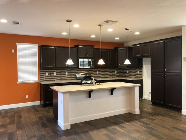 Building Photo - Beautiful 4 Bed 3 Bath Near Iron Point with Solar!