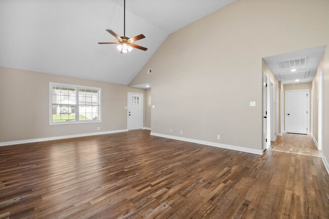 Building Photo - Pet Friendly Three Bedroom!