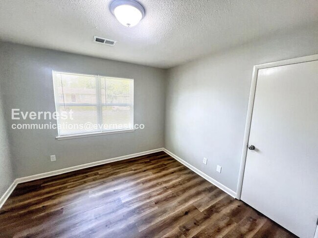 Building Photo - 605 Blaine Dr SW