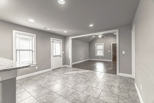 Building Photo - Perfect Bentonville Home!