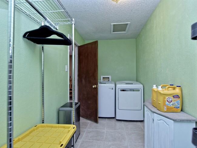 Building Photo - 1301 Post Oak Cir