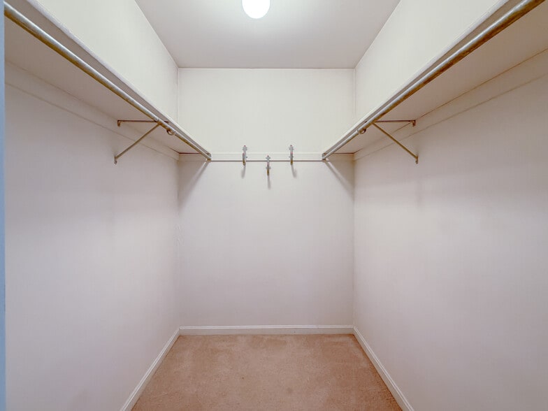 Building Photo - 208 Greenview Dr